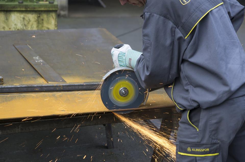 Trennen eines Stahlprofils mit Winkelschleifer und Kronenflex A 46 TZ