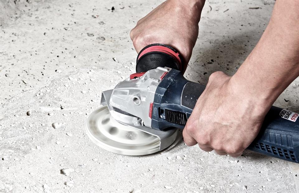 Betonfläche mit Diamantschleiftopf egalisieren