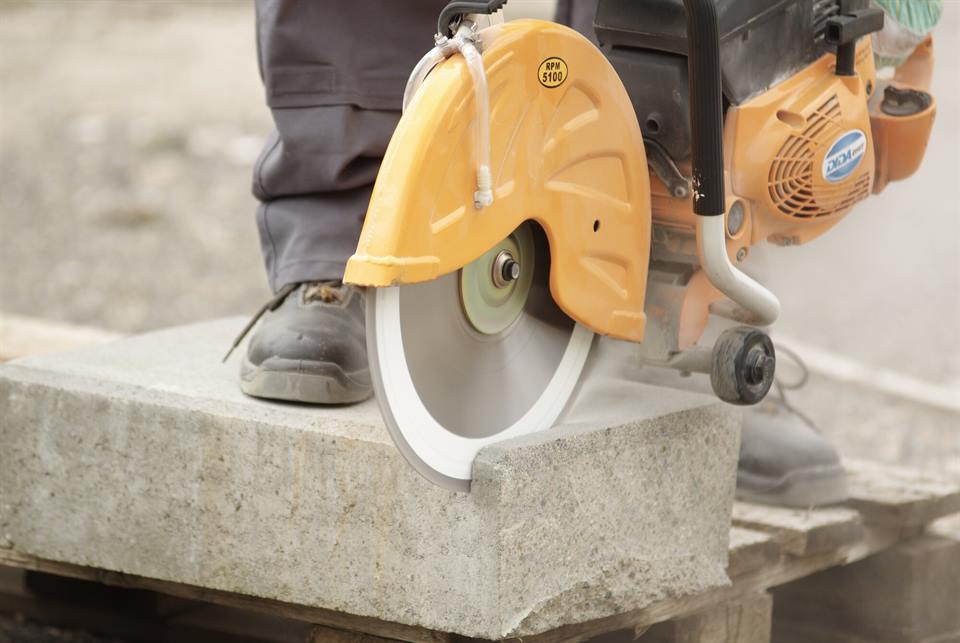 Betonschnitt mit Diamanttrennscheibe