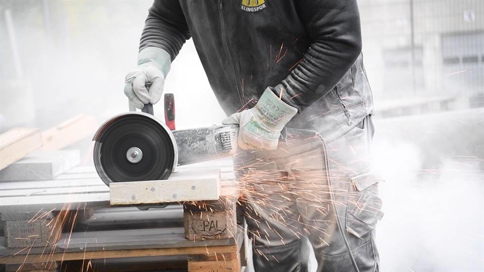 Trennen einer Betonplatte mit Diamanttrennscheibe am Trennschleifer