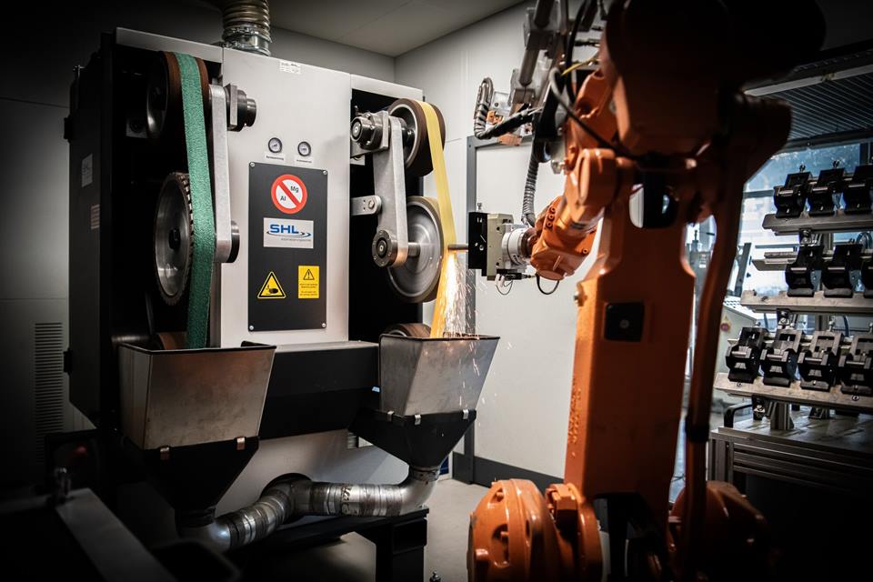 Automatisiertes Bandschleifen mit Roboter an einer SHL-Anlage