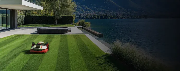 Kress Mähroboter mäht Streifen in einen Privatgarten am See