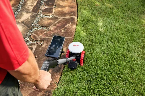 Einmessen der Rasenkante mit Messgerät und Smartphone