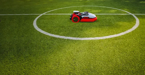 Kress Mähroboter im Mittelkreis eines Fußballplatzes