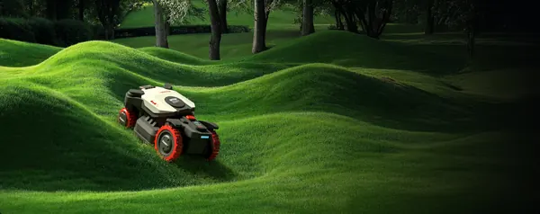 Kress EyePilot 4×4 fährt über hügeliges Rasengelände