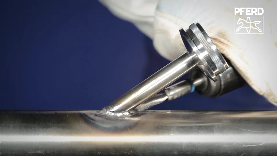 Bürsten einer Edelstahl-Rohrverbindung mit PFERD INOX-TOTAL