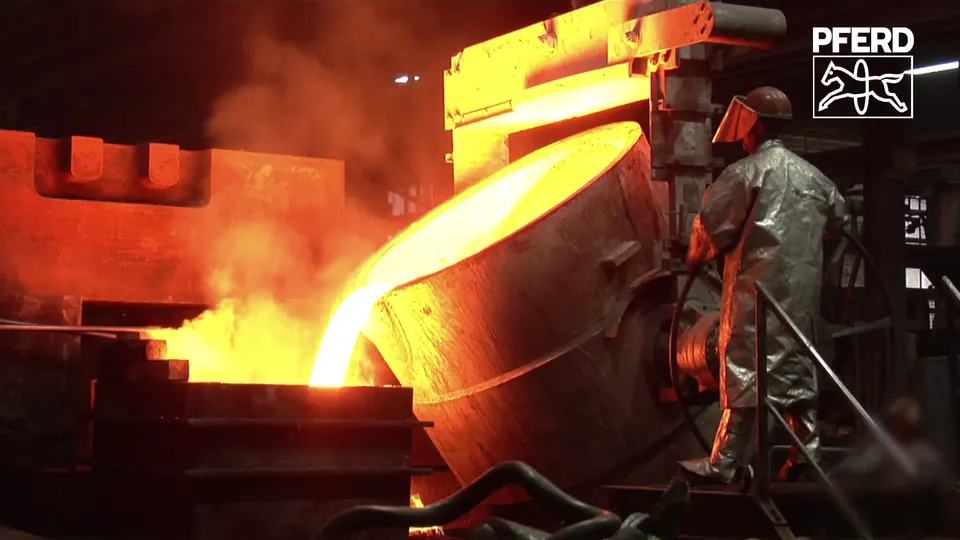 Abguss in einer Gießerei mit flüssigem Metall