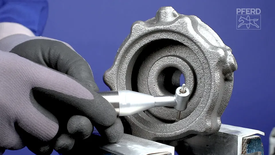 Feinbearbeitung eines Gussteils mit PFERD Micromotor
