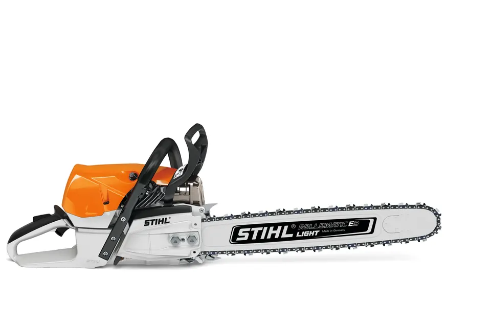 STIHL MS 462 C-M beim Sägen von Sturmholz