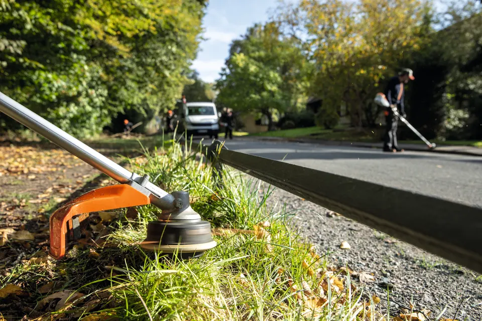 STIHL Akku-Motorsense FSA 135 im GaLaBau-Einsatz