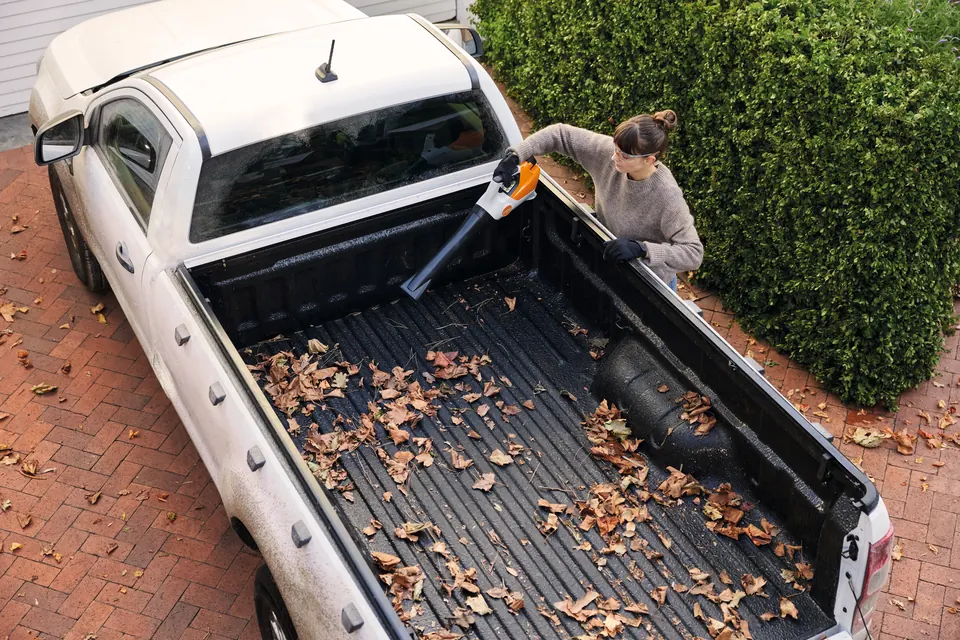 Laub blasen mit dem STIHL Akku-Laubbläser BGA 30