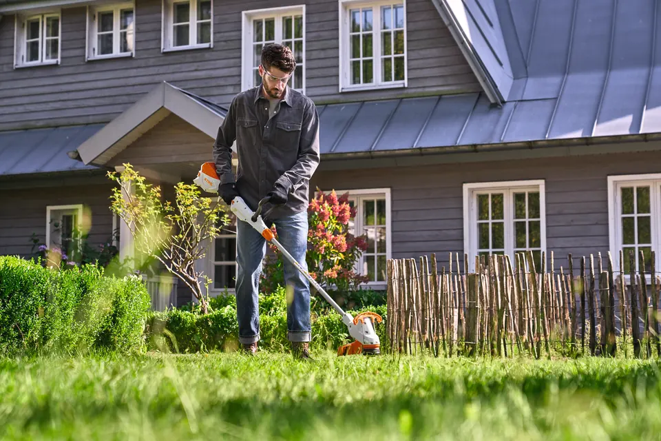 STIHL Akku-Trimmer FSA 50 beim Rasenkanten schneiden im Frühjahr