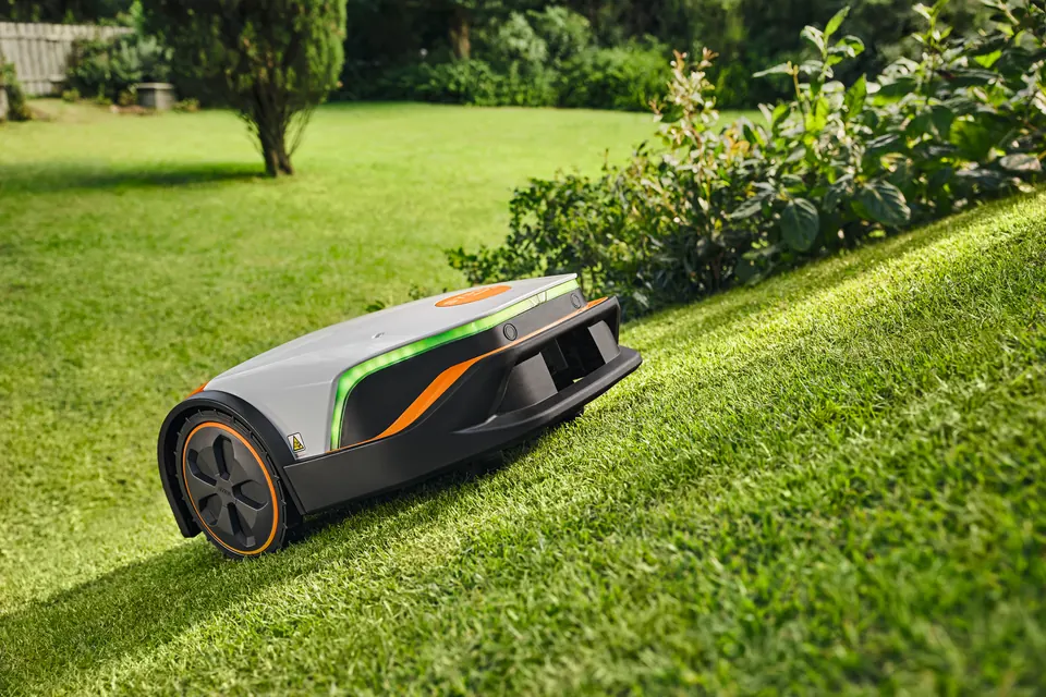 STIHL iMOW Mähroboter auf dem Rasen
