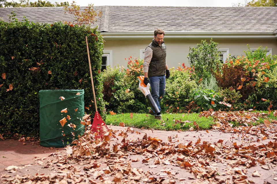 STIHL Akku-Laubbläser BGA 50 beim Laub blasen im Herbst