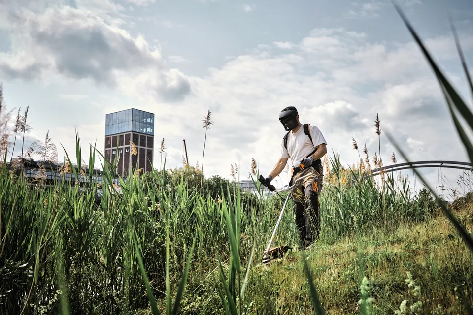 Grünflächenpflege mit STIHL Akku-Motorsense